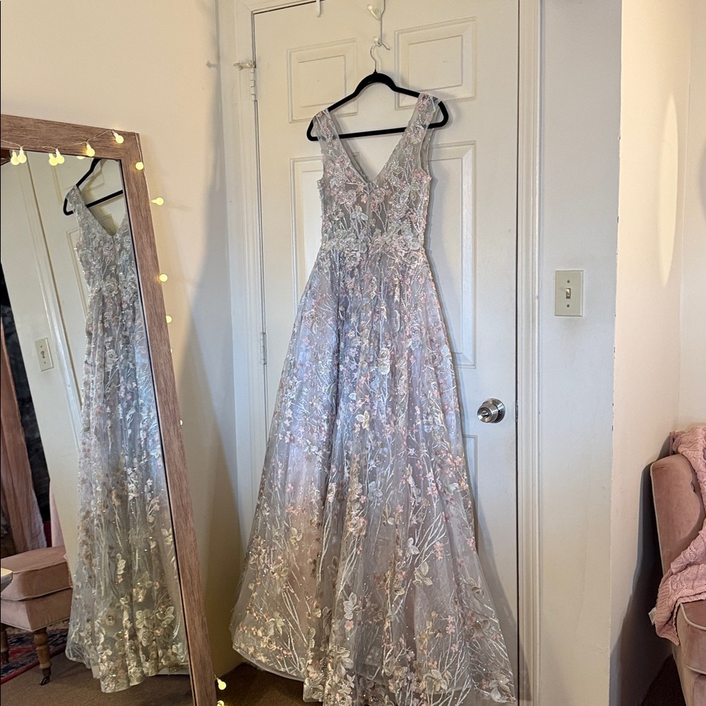 MAC DUGGAL
Silver Floral Embroidered Illusion V-Neck Gown - Picture 8 of 12
